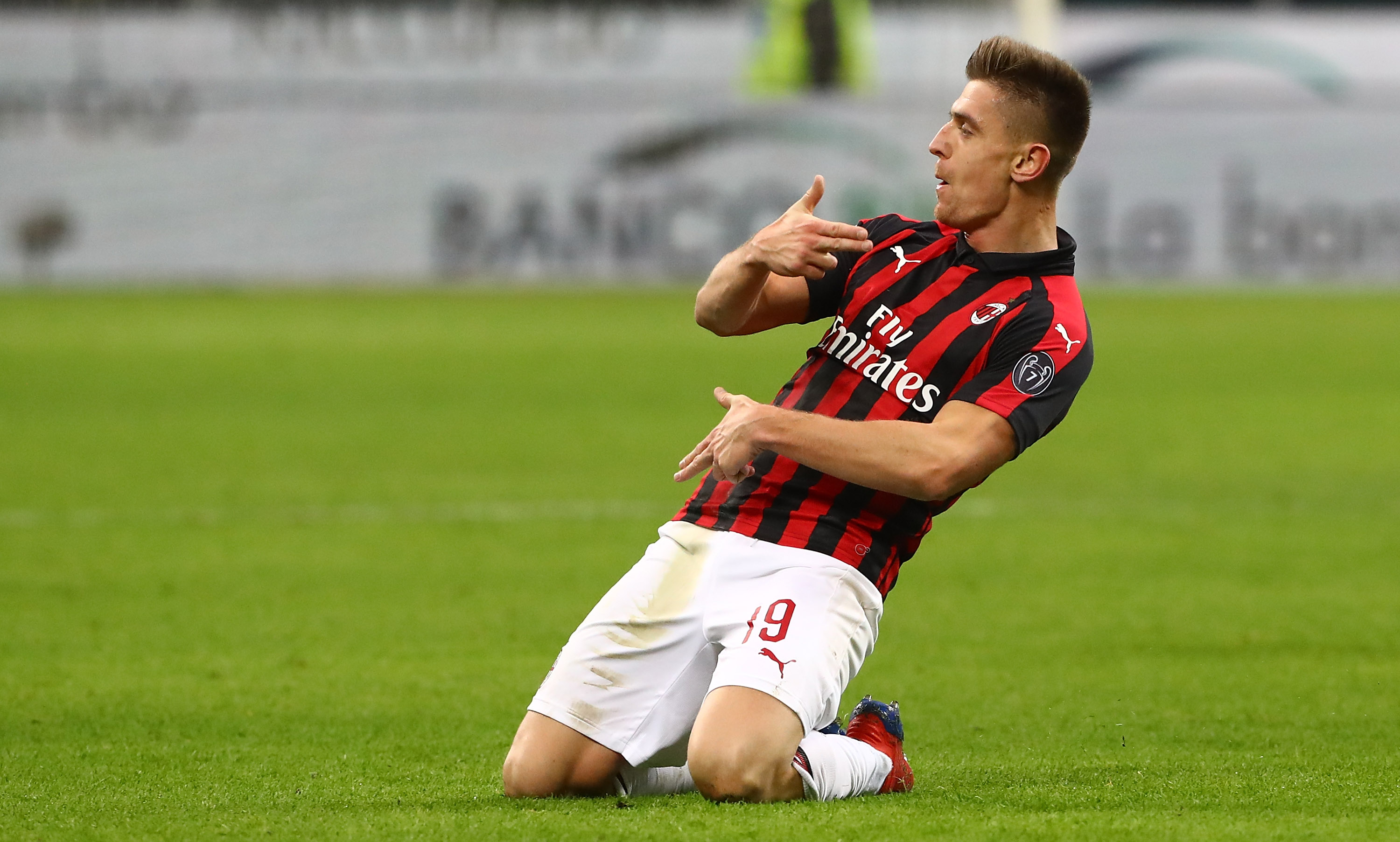 MILAN, ITALY - JANUARY 29: Krzysztof Piatek (R) of AC Milan celebrates his second goal during the Coppa Italia match between AC Milan and SSC Napoli at Stadio Giuseppe Meazza on January 29, 2019 in Milan, Italy. (Photo by Marco Luzzani/Getty Images)